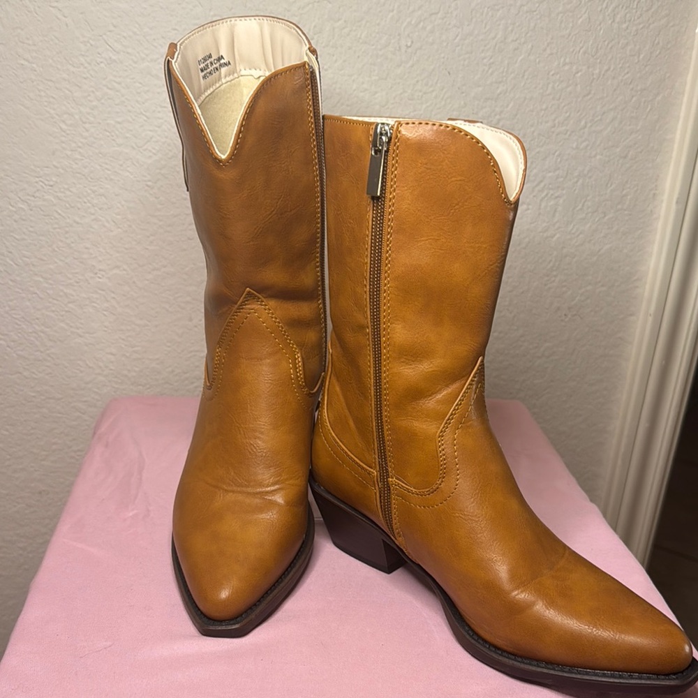 Forever 21 Tan Heeled Boots with Side Zipper Size 6‎